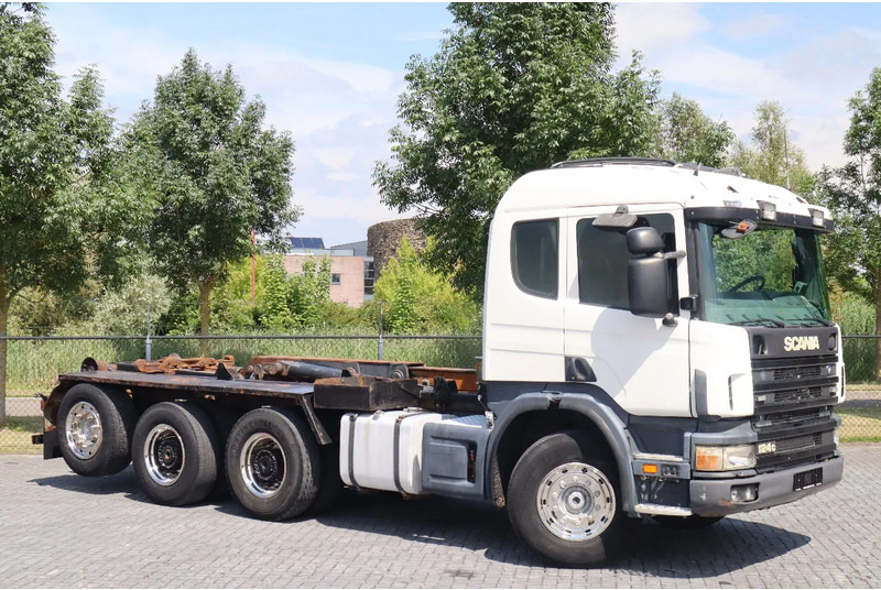 Scania P124-420 | 8X4 | HOOKLIFT | MANUAL | BIG AXLES | EURO 3 - Horgos rakodó teherautó: 3 kép. Scania P124-420 | 8X4 | HOOKLIFT | MANUAL | BIG AXLES | EURO 3 - Horgos rakodó teherautó: 3 kép.