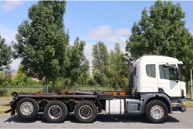 Scania P124-420 | 8X4 | HOOKLIFT | MANUAL | BIG AXLES | EURO 3 - Horgos rakodó teherautó: 4 kép. Scania P124-420 | 8X4 | HOOKLIFT | MANUAL | BIG AXLES | EURO 3 - Horgos rakodó teherautó: 4 kép.