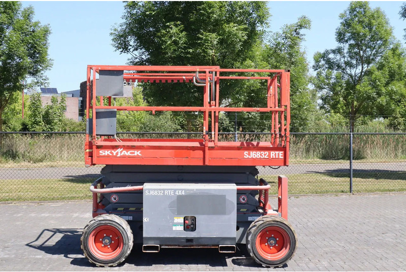 Skyjack SJ 6832 RTE | 12 METER | 454 KG - Ollós emelő: 1 kép. Skyjack SJ 6832 RTE | 12 METER | 454 KG - Ollós emelő: 1 kép.
