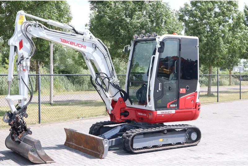 Takeuchi TB235-2 | TREE CUTTER | GRAB | TILT + 5 ATTACHMENTS - Minikotró: 2 kép. Takeuchi TB235-2 | TREE CUTTER | GRAB | TILT + 5 ATTACHMENTS - Minikotró: 2 kép.