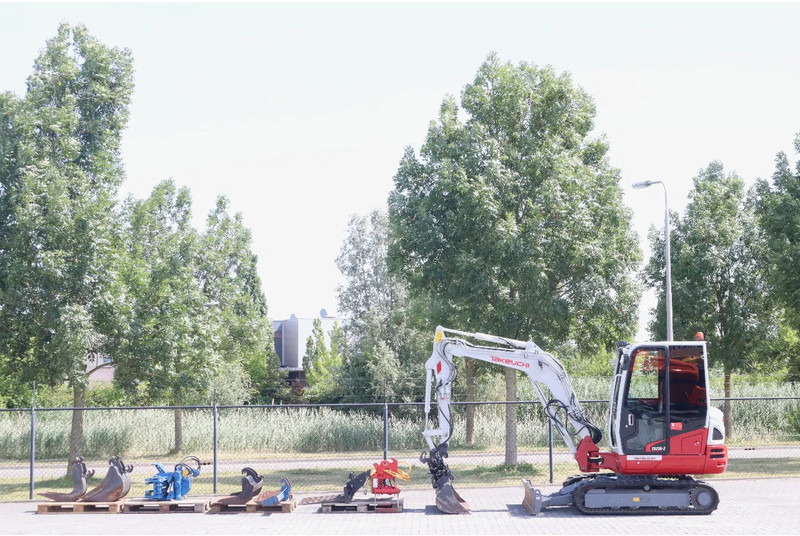 Takeuchi TB235-2 | TREE CUTTER | GRAB | TILT + 5 ATTACHMENTS - Minikotró: 1 kép. Takeuchi TB235-2 | TREE CUTTER | GRAB | TILT + 5 ATTACHMENTS - Minikotró: 1 kép.