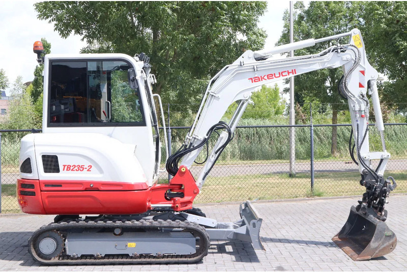 Takeuchi TB235-2 | TREE CUTTER | GRAB | TILT + 5 ATTACHMENTS - Minikotró: 5 kép. Takeuchi TB235-2 | TREE CUTTER | GRAB | TILT + 5 ATTACHMENTS - Minikotró: 5 kép.