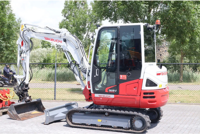 Takeuchi TB235-2 | TREE CUTTER | GRAB | TILT + 5 ATTACHMENTS - Minikotró: 4 kép. Takeuchi TB235-2 | TREE CUTTER | GRAB | TILT + 5 ATTACHMENTS - Minikotró: 4 kép.