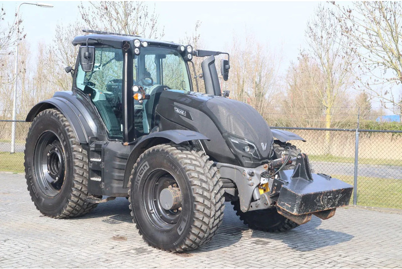 Valtra T234 D UNLIMITED | FRONT PTO | 53 KM/H | FULL OPTION - Traktor: 5 kép. Valtra T234 D UNLIMITED | FRONT PTO | 53 KM/H | FULL OPTION - Traktor: 5 kép.