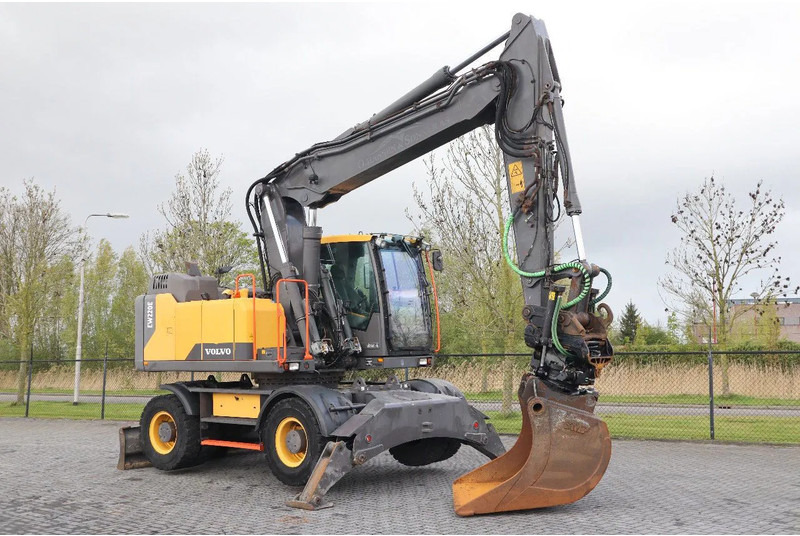 Volvo EW 220 E | TILTROTATOR | BUCKET | 2-PIECE | BSS - Gumikerekes kotró: 5 kép. Volvo EW 220 E | TILTROTATOR | BUCKET | 2-PIECE | BSS - Gumikerekes kotró: 5 kép.
