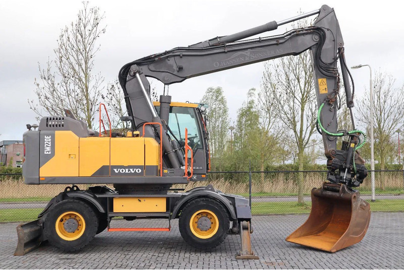 Volvo EW 220 E | TILTROTATOR | BUCKET | 2-PIECE | BSS - Gumikerekes kotró: 4 kép. Volvo EW 220 E | TILTROTATOR | BUCKET | 2-PIECE | BSS - Gumikerekes kotró: 4 kép.