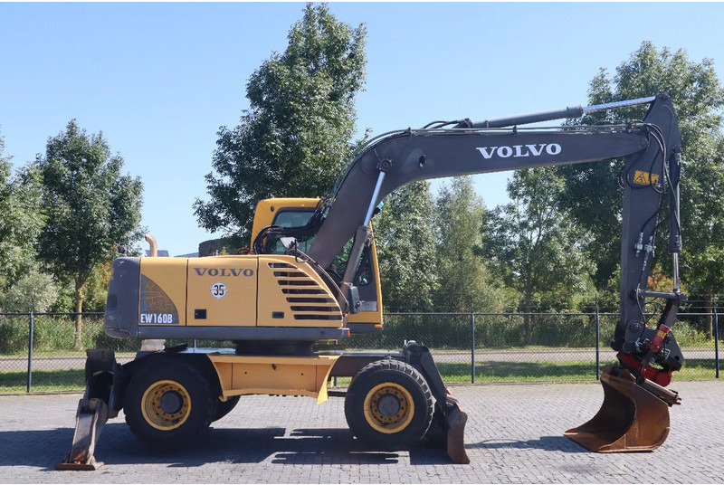 Volvo EW160B | EW 160 B | TILT ROTATOR | BUCKET | OUTRIGGERS | BLADE - Gumikerekes kotró: 4 kép. Volvo EW160B | EW 160 B | TILT ROTATOR | BUCKET | OUTRIGGERS | BLADE - Gumikerekes kotró: 4 kép.