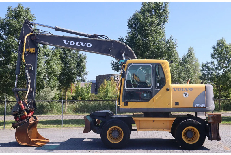 Volvo EW160B | EW 160 B | TILT ROTATOR | BUCKET | OUTRIGGERS | BLADE - Gumikerekes kotró: 1 kép. Volvo EW160B | EW 160 B | TILT ROTATOR | BUCKET | OUTRIGGERS | BLADE - Gumikerekes kotró: 1 kép.