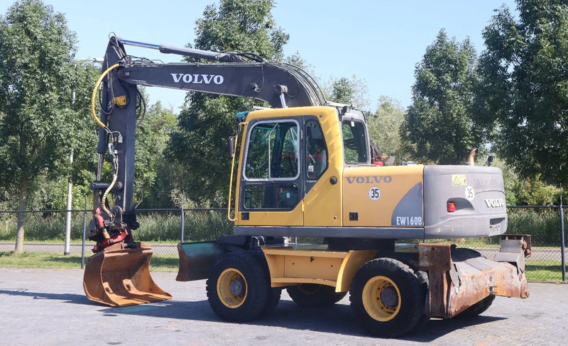 Volvo EW160B | EW 160 B | TILT ROTATOR | BUCKET | OUTRIGGERS | BLADE - Gumikerekes kotró: 3 kép. Volvo EW160B | EW 160 B | TILT ROTATOR | BUCKET | OUTRIGGERS | BLADE - Gumikerekes kotró: 3 kép.