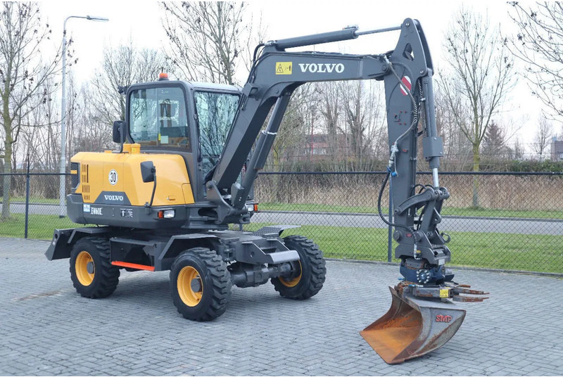Volvo EW60E | DEMO | 30 KM/H | ROTOTILT + GRIPPER | BUCKET - Gumikerekes kotró: 5 kép. Volvo EW60E | DEMO | 30 KM/H | ROTOTILT + GRIPPER | BUCKET - Gumikerekes kotró: 5 kép.