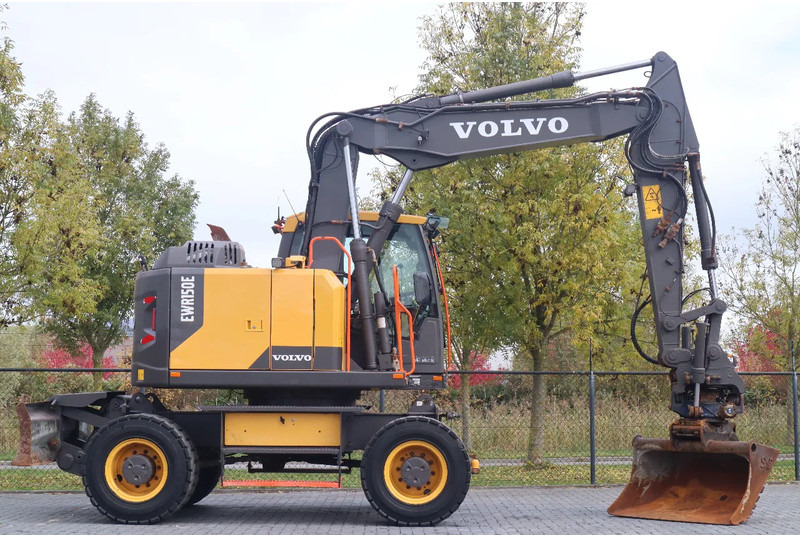 Volvo EWR 150 E | ROTOTILT | BUCKET | TRAILER HYDR - Gumikerekes kotró: 4 kép. Volvo EWR 150 E | ROTOTILT | BUCKET | TRAILER HYDR - Gumikerekes kotró: 4 kép.