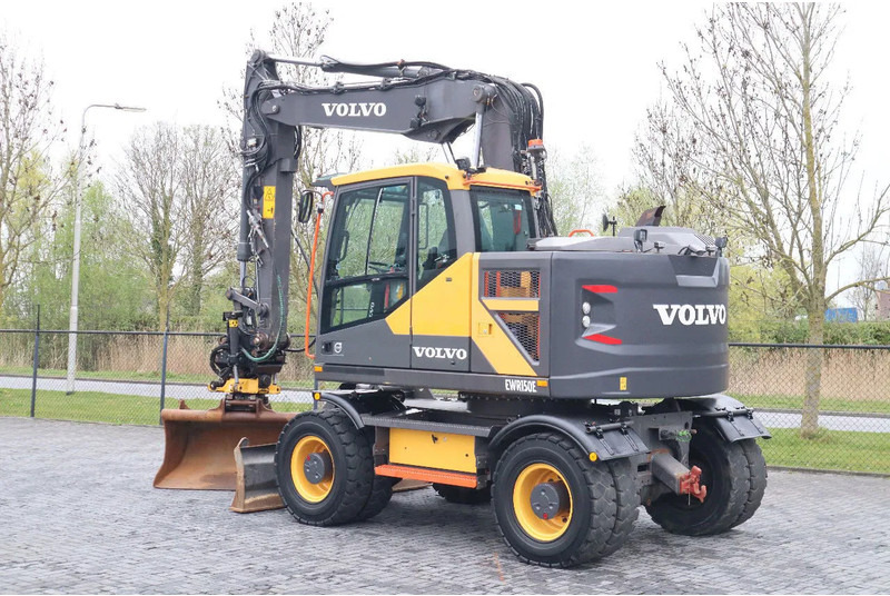 Volvo EWR 150 E | ROTOTILT | BUCKET | TRAILER HYDR - Gumikerekes kotró: 3 kép. Volvo EWR 150 E | ROTOTILT | BUCKET | TRAILER HYDR - Gumikerekes kotró: 3 kép.