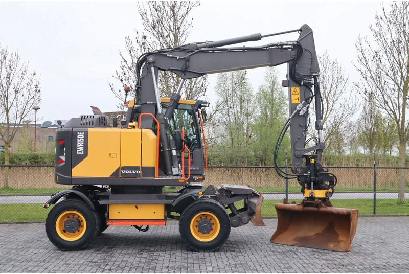 Volvo EWR 150 E | ROTOTILT | BUCKET | TRAILER HYDR - Gumikerekes kotró: 4 kép. Volvo EWR 150 E | ROTOTILT | BUCKET | TRAILER HYDR - Gumikerekes kotró: 4 kép.