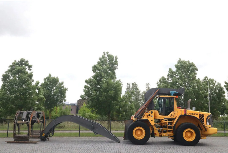 Volvo L180 F HL | HIGH-LIFT | LOG STACKER | HOLZ GRAPPLE - Gumikerekes homlokrakodó: 1 kép. Volvo L180 F HL | HIGH-LIFT | LOG STACKER | HOLZ GRAPPLE - Gumikerekes homlokrakodó: 1 kép.