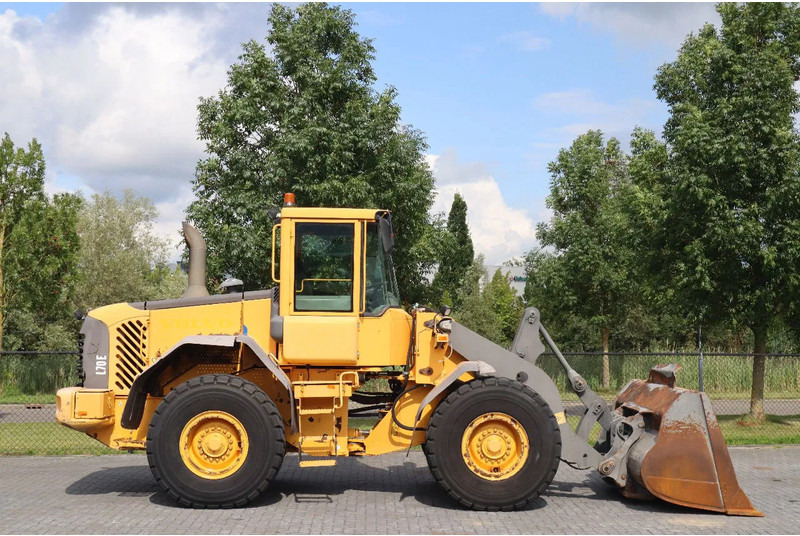 Volvo L70E | BUCKET | QUICK COUPLER | EXTRA FUNCT | AIRCO - Gumikerekes homlokrakodó: 4 kép. Volvo L70E | BUCKET | QUICK COUPLER | EXTRA FUNCT | AIRCO - Gumikerekes homlokrakodó: 4 kép.