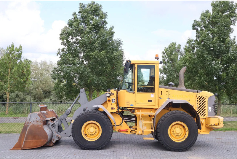 Volvo L70E | BUCKET | QUICK COUPLER | EXTRA FUNCT | AIRCO - Gumikerekes homlokrakodó: 1 kép. Volvo L70E | BUCKET | QUICK COUPLER | EXTRA FUNCT | AIRCO - Gumikerekes homlokrakodó: 1 kép.