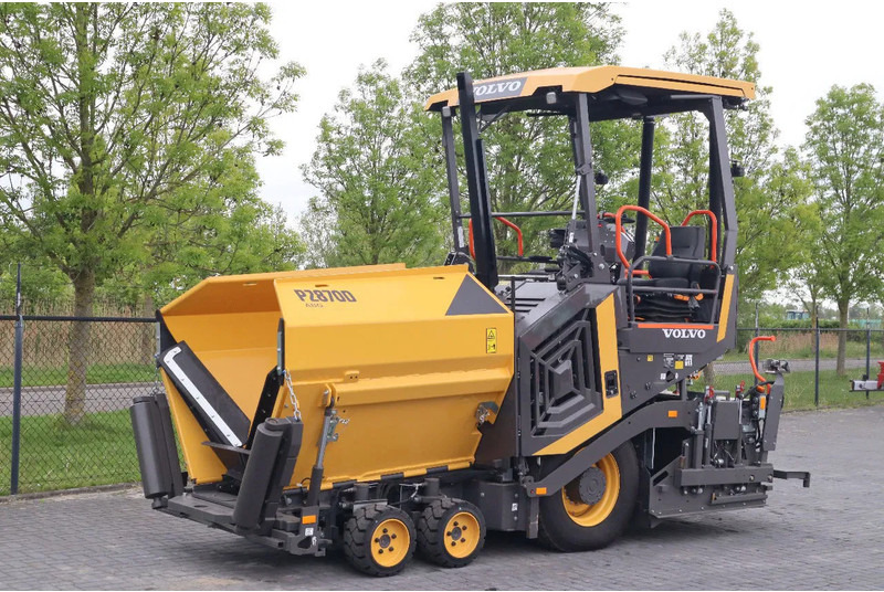 Volvo P2870 D ABG | ASPHALT PAVER | NEW / UNUSED | BOMAG BF300 - Aszfaltozó gép: 2 kép. Volvo P2870 D ABG | ASPHALT PAVER | NEW / UNUSED | BOMAG BF300 - Aszfaltozó gép: 2 kép.