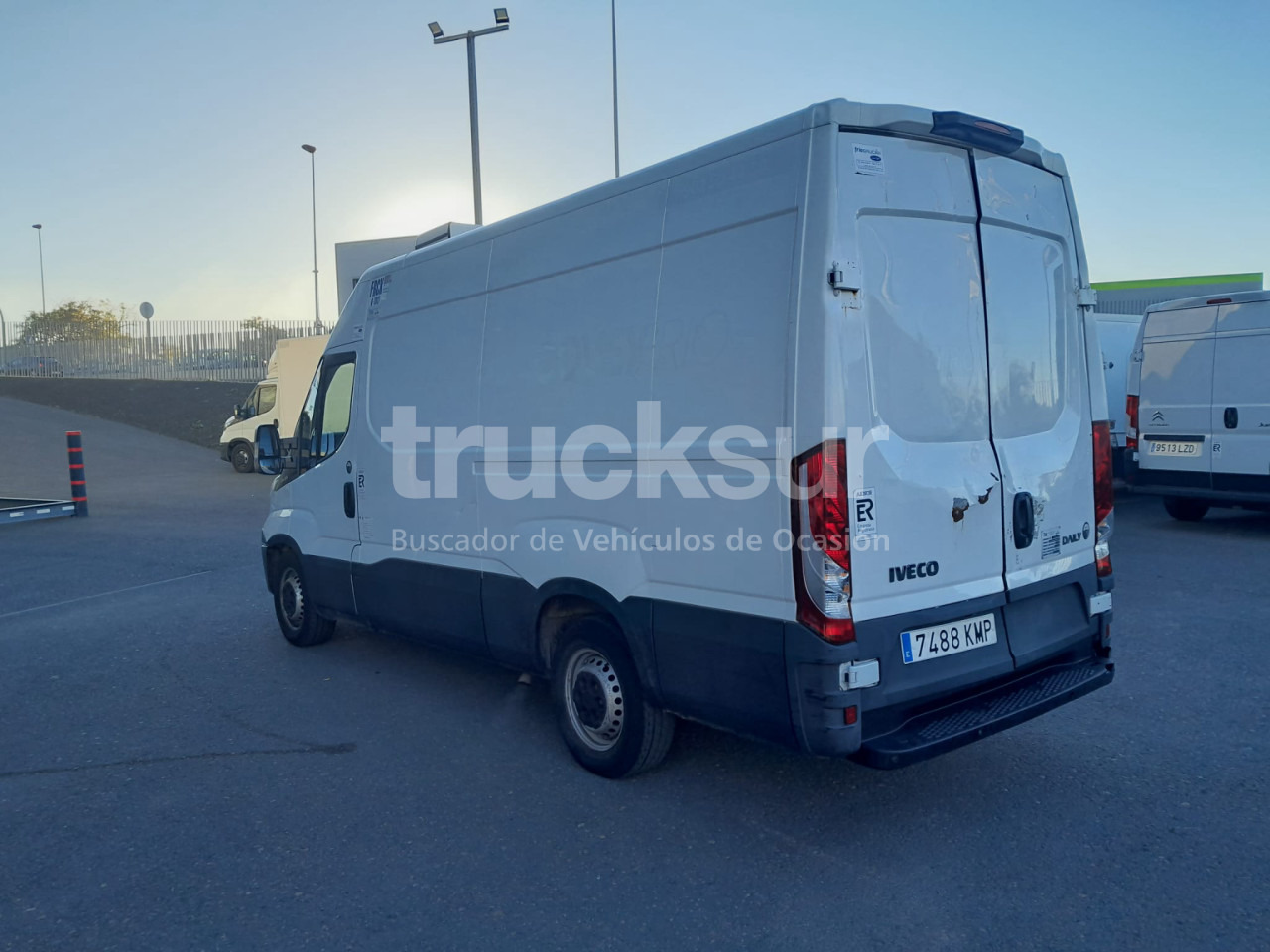 IVECO 35S12 12M3 FRC-X - Dobozos kisteherautó: 4 kép. IVECO 35S12 12M3 FRC-X - Dobozos kisteherautó: 4 kép.