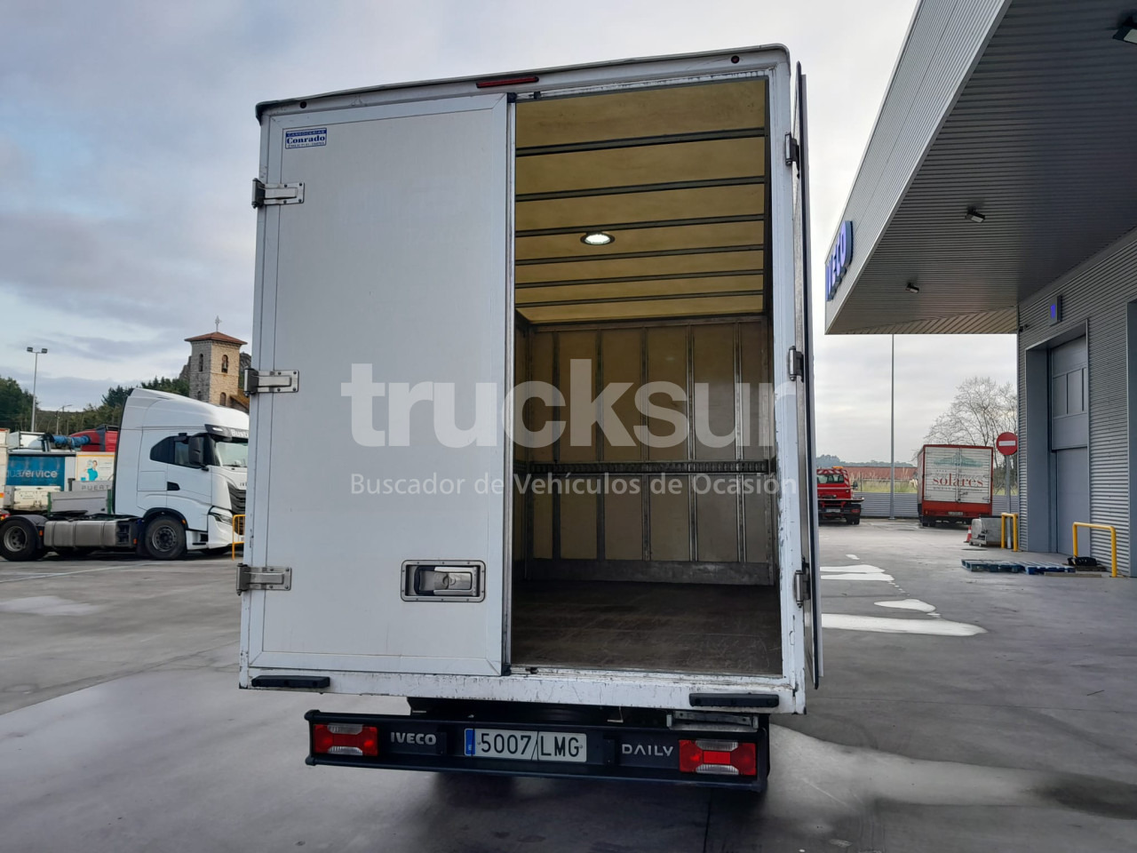 IVECO DAILY 35C16H - Dobozos kisteherautó: 5 kép. IVECO DAILY 35C16H - Dobozos kisteherautó: 5 kép.