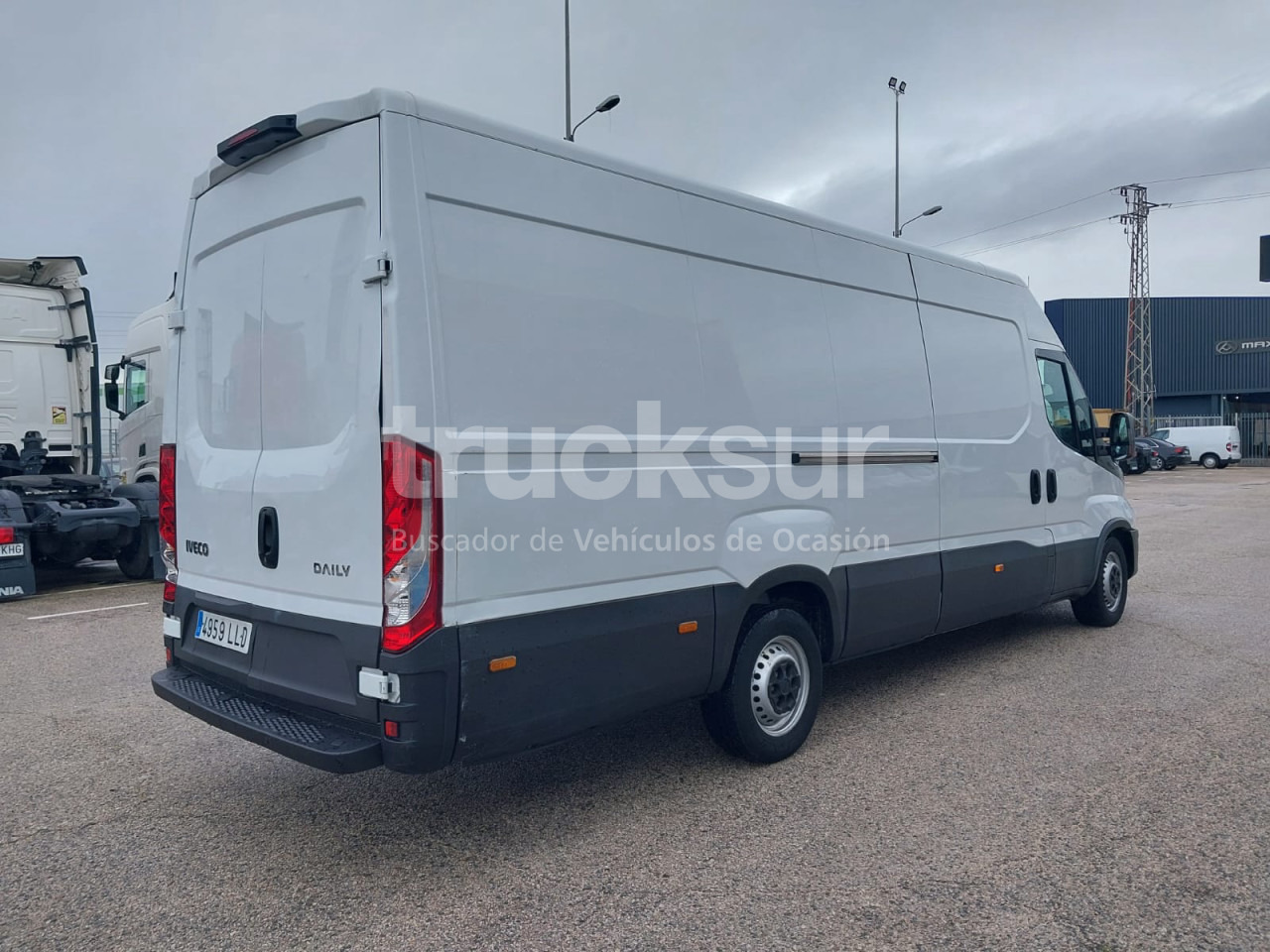 IVECO DAILY 35S16 - Dobozos kisteherautó: 4 kép. IVECO DAILY 35S16 - Dobozos kisteherautó: 4 kép.