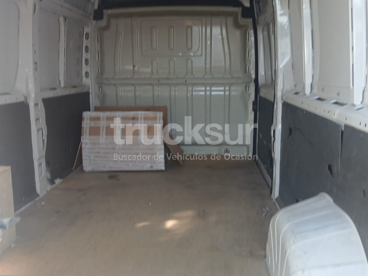 Dobozos kisteherautó IVECO JUMPER 120.35: 6 kép.