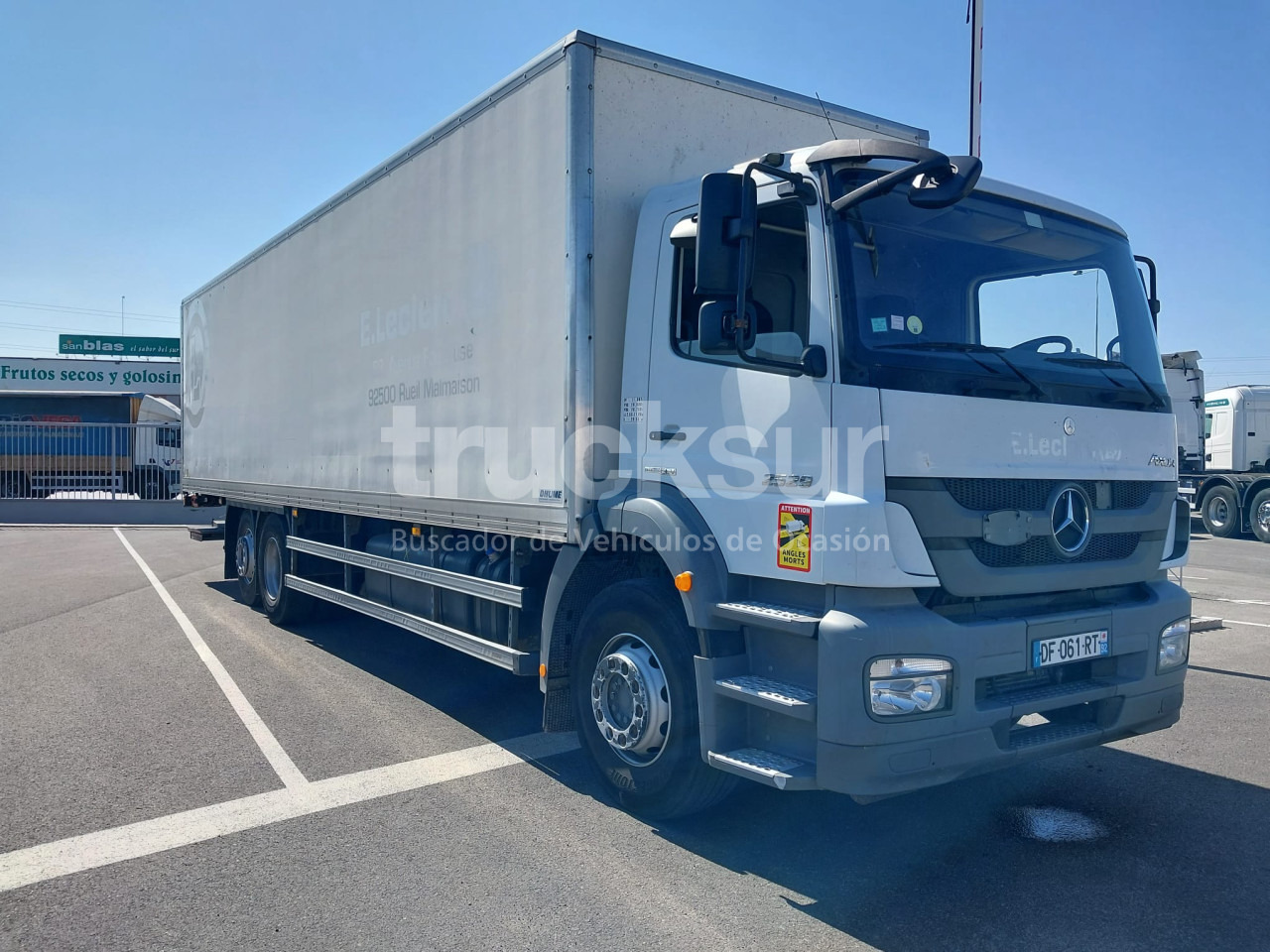 MERCEDES AXOR 2529 ejes 6x2*4 - Dobozos felépítményű teherautó: 2 kép. MERCEDES AXOR 2529 ejes 6x2*4 - Dobozos felépítményű teherautó: 2 kép.