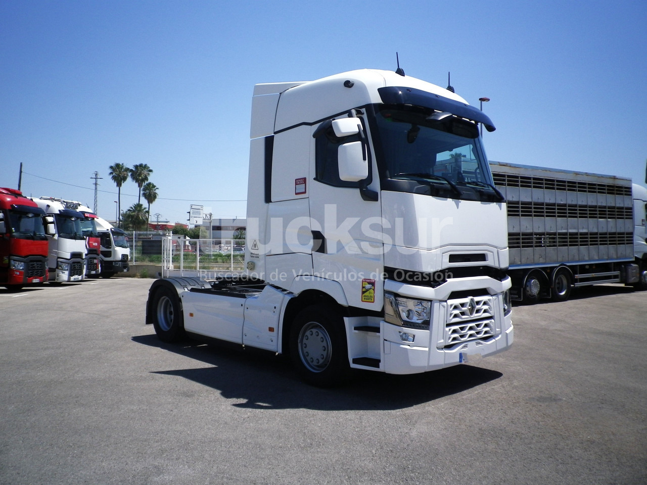 RENAULT T520 HIGH SLEEPER CAB - Nyergesvontató: 3 kép. RENAULT T520 HIGH SLEEPER CAB - Nyergesvontató: 3 kép.