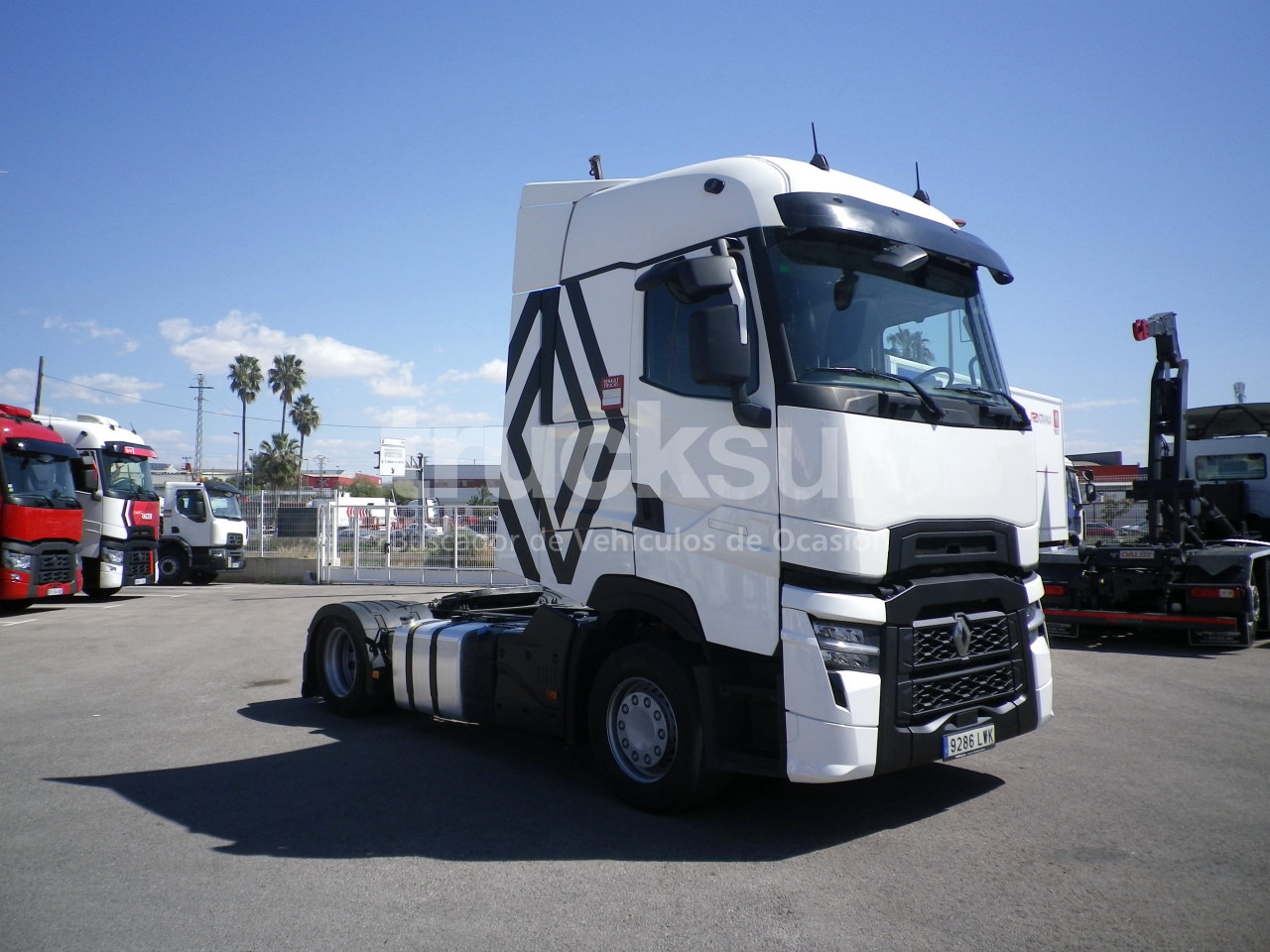 RENAULT T520 HIGH SLEEPER CAB - Nyergesvontató: 3 kép. RENAULT T520 HIGH SLEEPER CAB - Nyergesvontató: 3 kép.