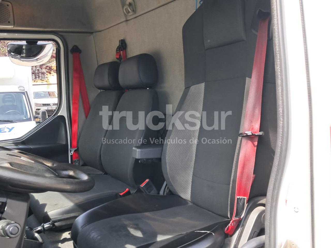 Ponyvás teherautó RENAULT D 12.210 SEMITAULINER: 17 kép.