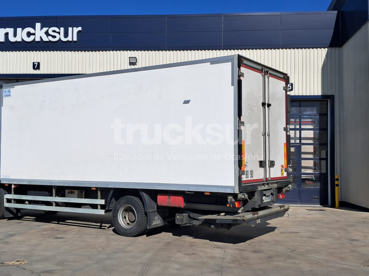 RENAULT D13.240 - Hűtős teherautó: 3 kép. RENAULT D13.240 - Hűtős teherautó: 3 kép.