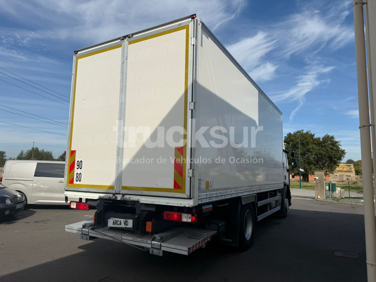 RENAULT D320.18 - Dobozos felépítményű teherautó: 4 kép. RENAULT D320.18 - Dobozos felépítményű teherautó: 4 kép.
