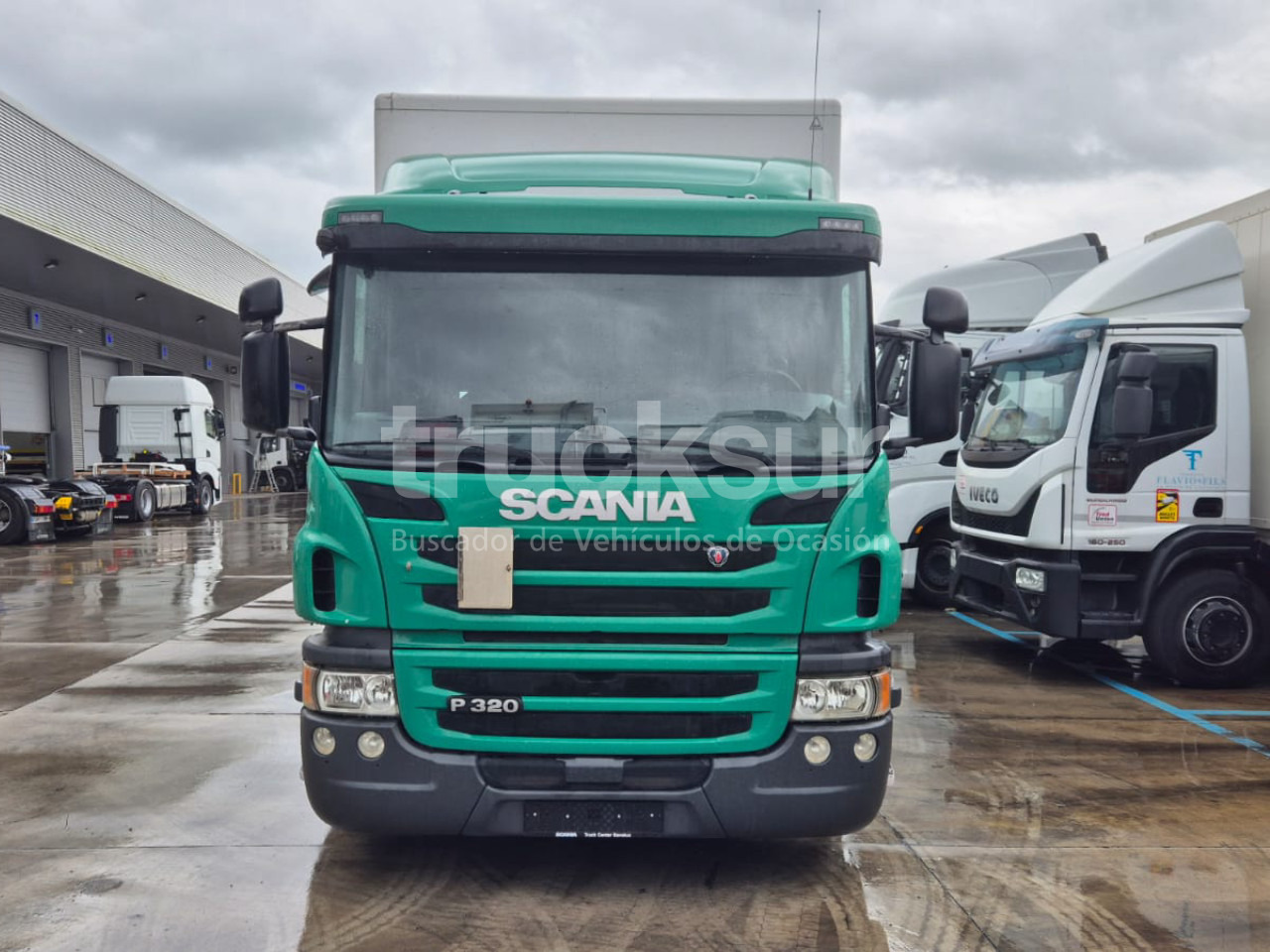 SCANIA P320.26 ejes 6x2*4 - Dobozos felépítményű teherautó: 5 kép. SCANIA P320.26 ejes 6x2*4 - Dobozos felépítményű teherautó: 5 kép.