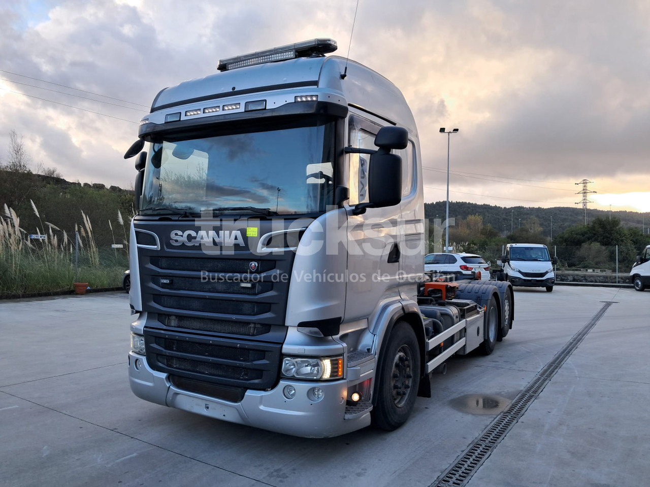 SCANIA R580.26 ejes 6x2*4 - Horgos rakodó teherautó: 1 kép. SCANIA R580.26 ejes 6x2*4 - Horgos rakodó teherautó: 1 kép.