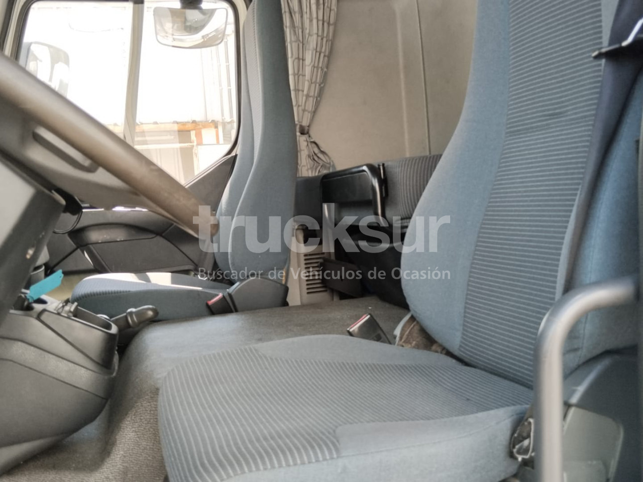 VOLVO FL290 - Hűtős teherautó: 3 kép. VOLVO FL290 - Hűtős teherautó: 3 kép.