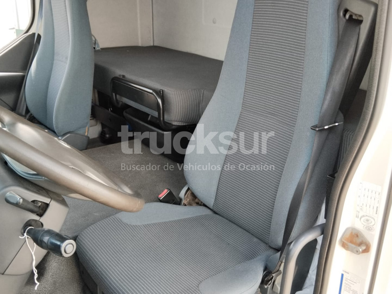 VOLVO FL290 - Hűtős teherautó: 4 kép. VOLVO FL290 - Hűtős teherautó: 4 kép.