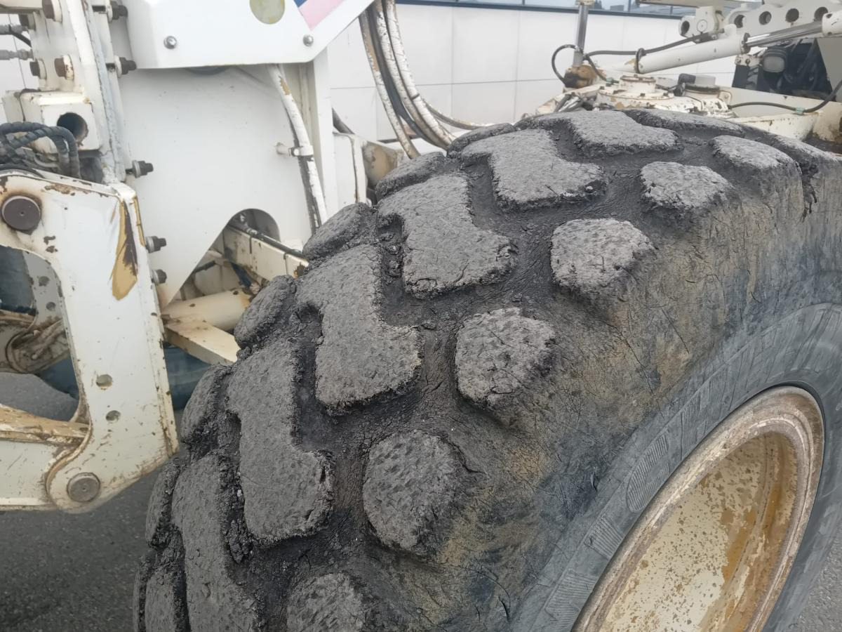 Caterpillar 12H - Gréder: 2 kép. Caterpillar 12H - Gréder: 2 kép.