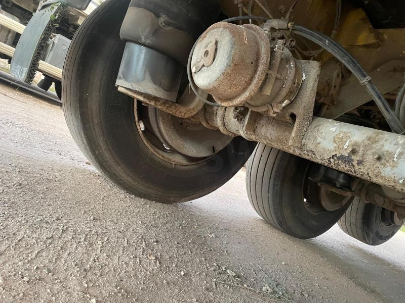 Fruehauf - Ponyvás félpótkocsi: 5 kép. Fruehauf - Ponyvás félpótkocsi: 5 kép.