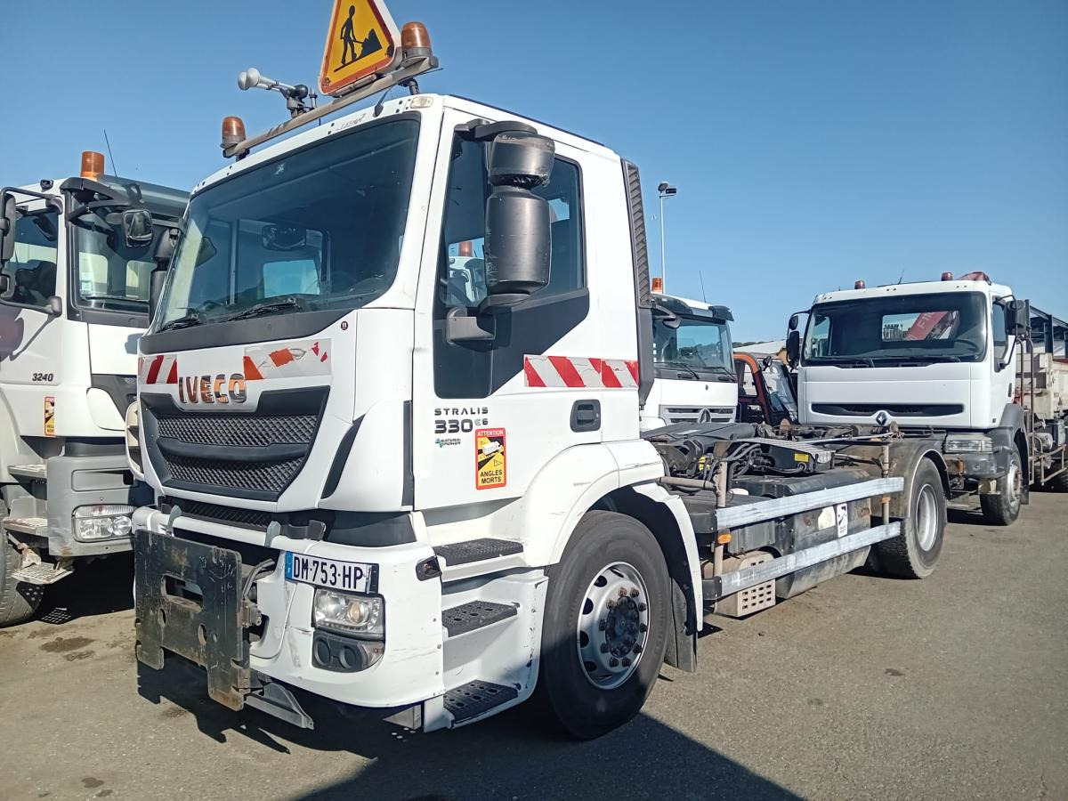 Iveco 330.36 - Horgos rakodó teherautó: 1 kép. Iveco 330.36 - Horgos rakodó teherautó: 1 kép.