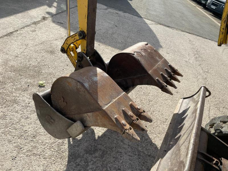 Komatsu PC20R-8 - Minikotró: 3 kép. Komatsu PC20R-8 - Minikotró: 3 kép.