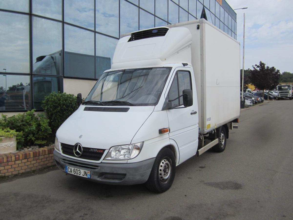 Mercedes 308D - Hűtős kisteherautó: 1 kép. Mercedes 308D - Hűtős kisteherautó: 1 kép.