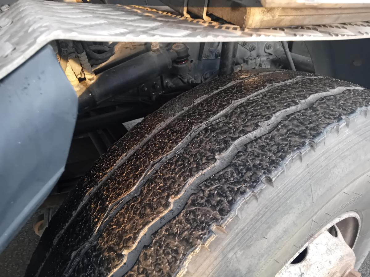 Billenőplatós teherautó Mercedes Actros 3236: 8 kép.