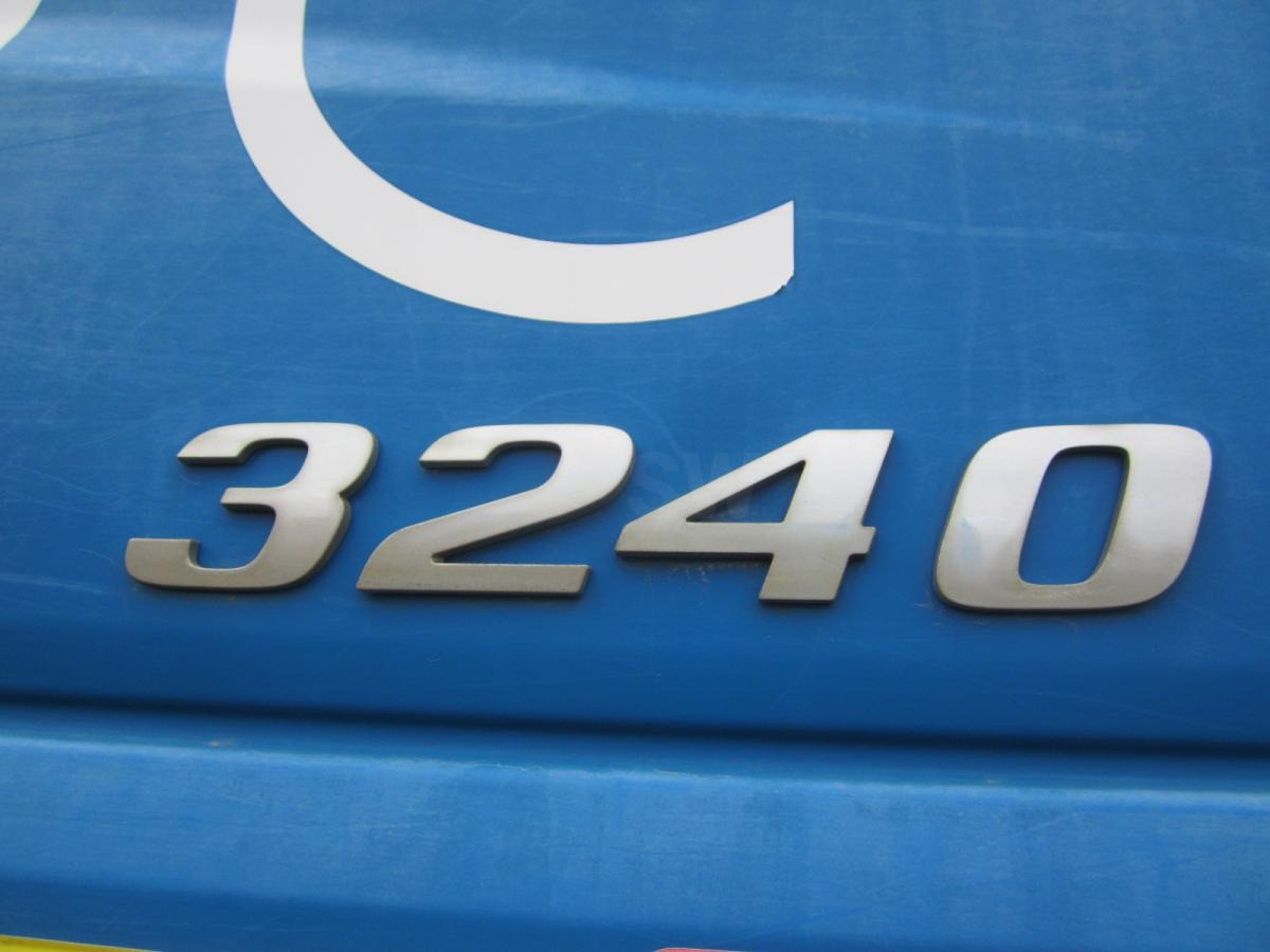 Mercedes Axor 3240 - Billenőplatós teherautó: 3 kép. Mercedes Axor 3240 - Billenőplatós teherautó: 3 kép.
