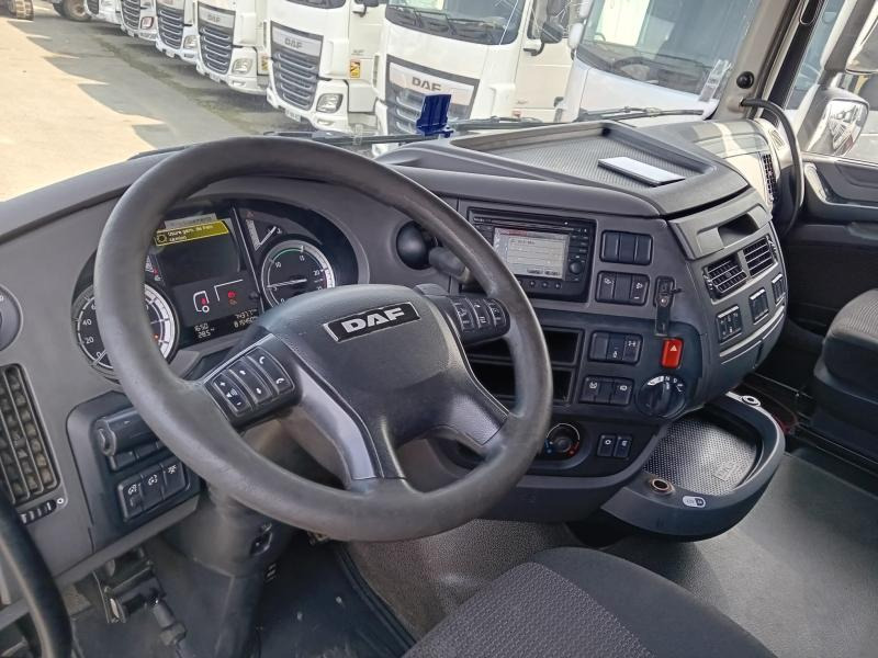DAF XF 460 - Nyergesvontató: 2 kép. DAF XF 460 - Nyergesvontató: 2 kép.
