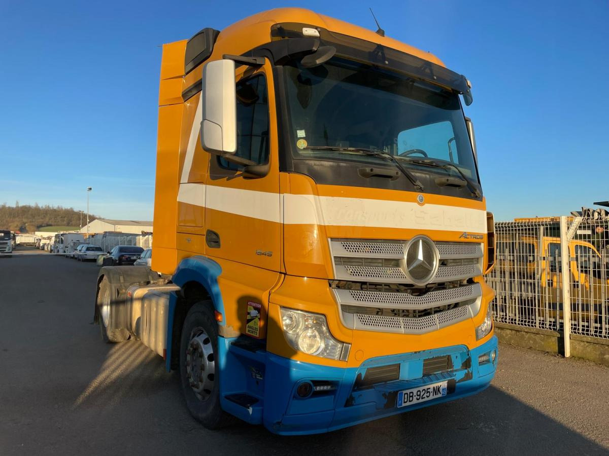 Mercedes Actros 1845 - Nyergesvontató: 2 kép. Mercedes Actros 1845 - Nyergesvontató: 2 kép.