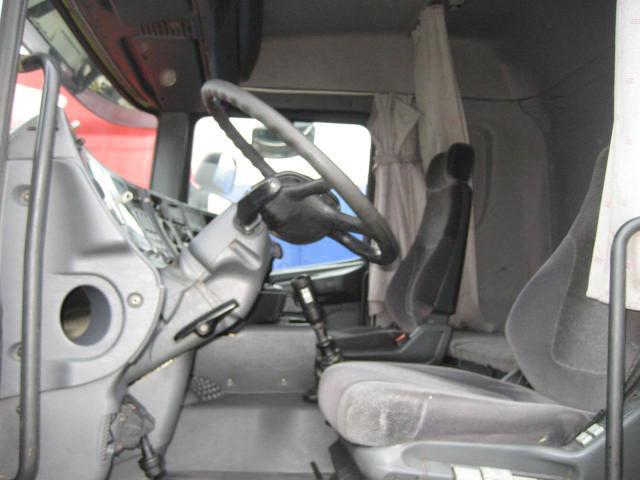 Scania L 114L380 - Nyergesvontató: 2 kép. Scania L 114L380 - Nyergesvontató: 2 kép.
