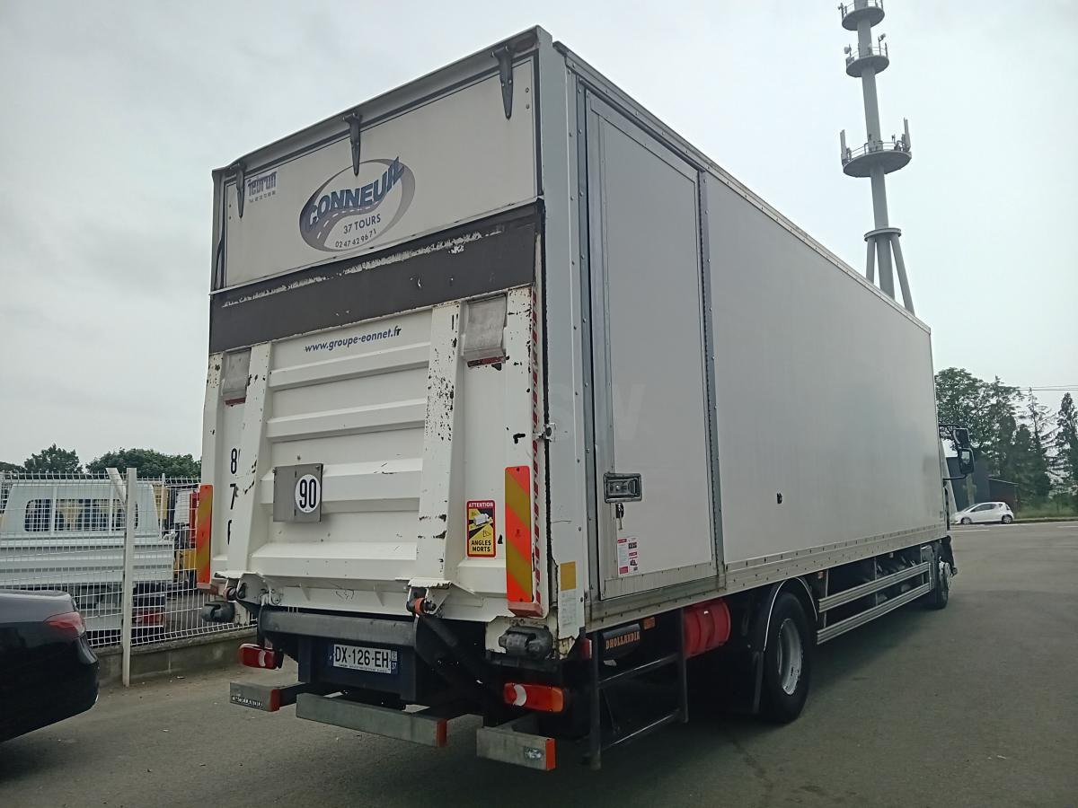 Renault D16 - Dobozos felépítményű teherautó: 5 kép. Renault D16 - Dobozos felépítményű teherautó: 5 kép.
