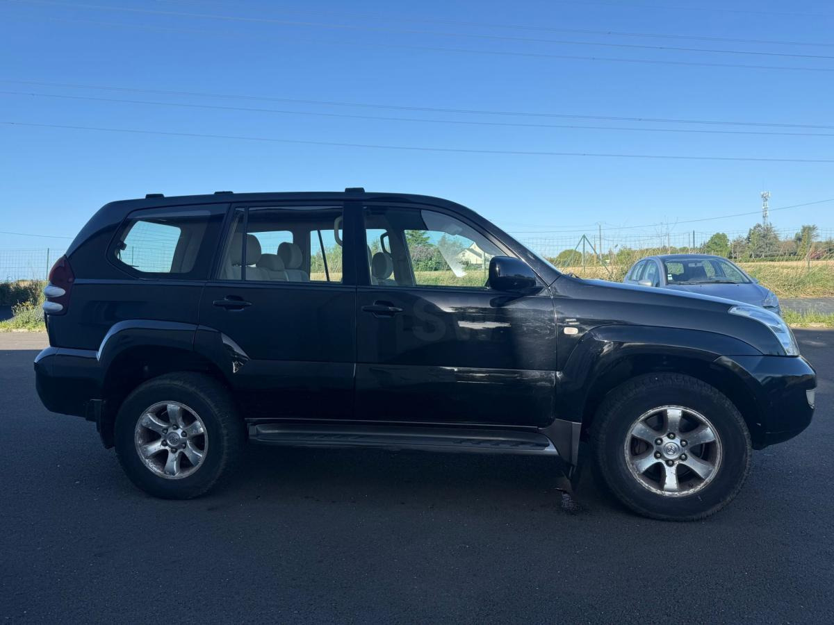 Toyota Land Cruiser - Terepjáró/ SUV: 2 kép. Toyota Land Cruiser - Terepjáró/ SUV: 2 kép.
