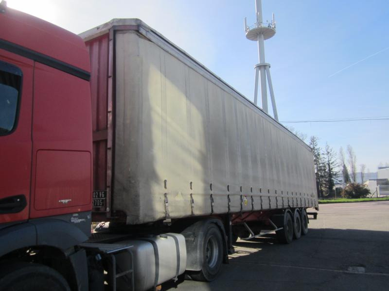 Trailor - Ponyvás félpótkocsi: 1 kép. Trailor - Ponyvás félpótkocsi: 1 kép.