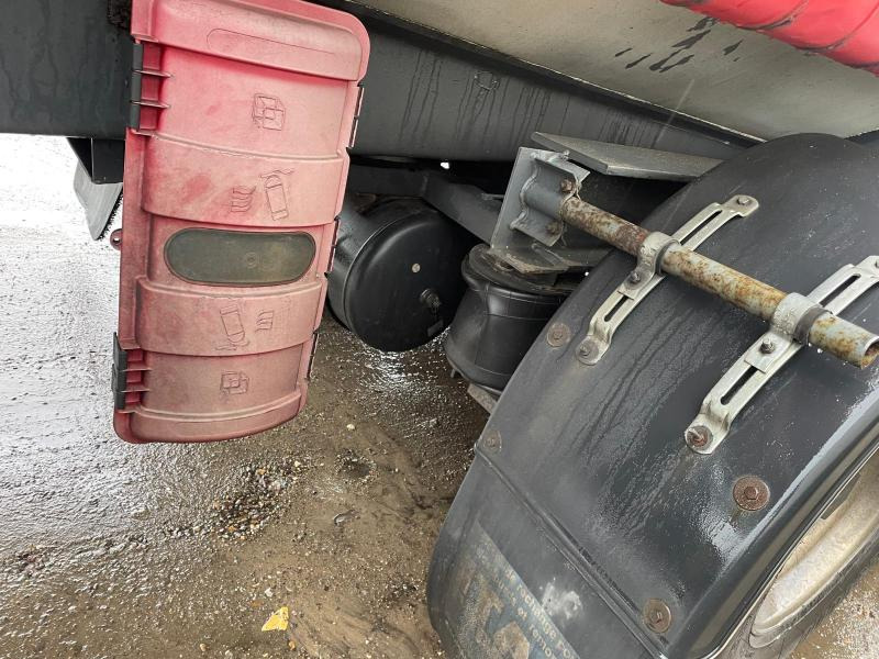 Trailor - Tartályos félpótkocsi: 3 kép. Trailor - Tartályos félpótkocsi: 3 kép.