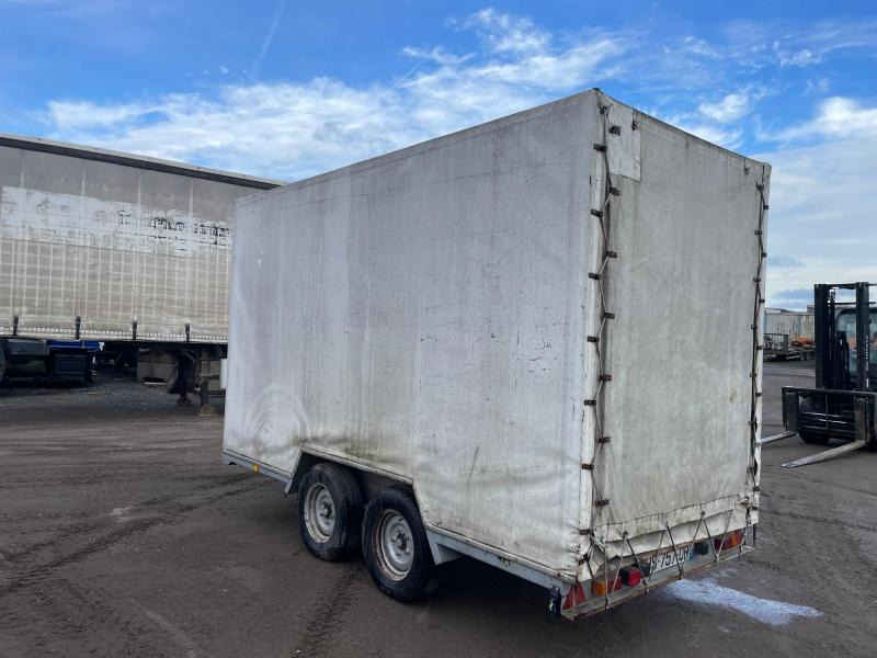 Verem - Ponyvás pótkocsi: 4 kép. Verem - Ponyvás pótkocsi: 4 kép.